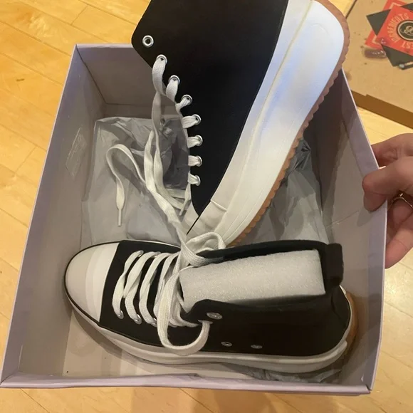 Winnona Lace-Up Platform Sneaker
MADDEN GIRL NWT size 7.5 - Picture 4 of 16